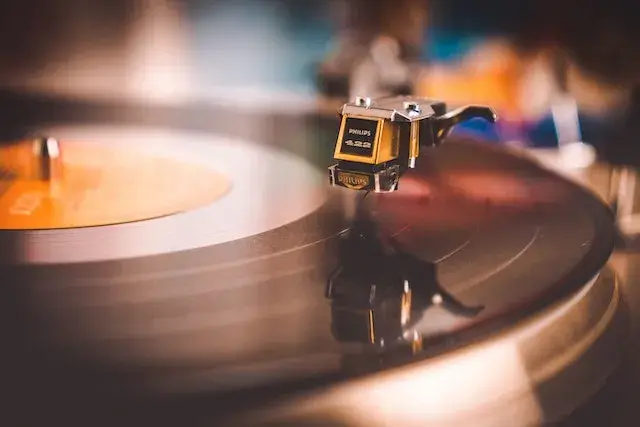 Conversão de Diversos Discos de Vinil, LP. 78 Rotações, Rolos de Filme e Áudio. Passamos Discos de Vinil para pen drive em arquivo mp3, cd, dvd, hd externo ou nuvem.